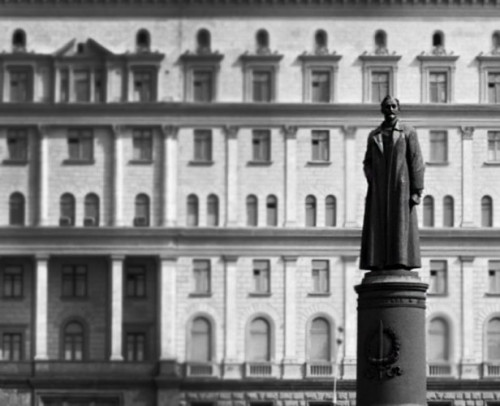 Москвичи проголосуют за памятник на Лубянке