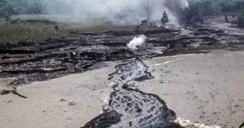 Растет число жертв от извержения вулкана на острове Ява