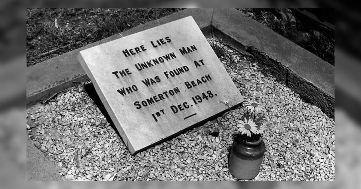 Надгробие "Человека из Сомертона" - Эксгумация таинственного "человека из Сомертона"